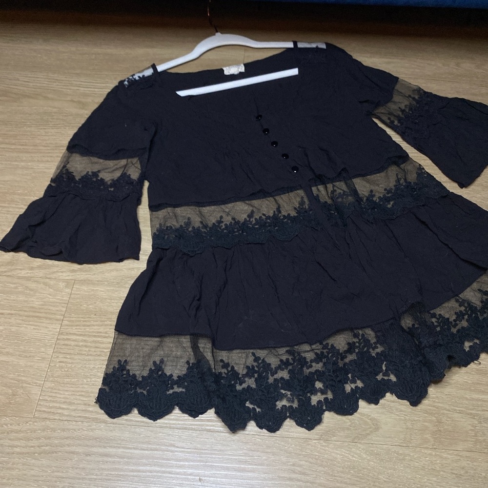 LA Hearts ♥️ Lace Bell Sleeves